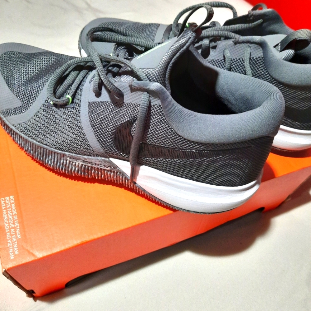 Mens Nike Shoes 9.5 (new)